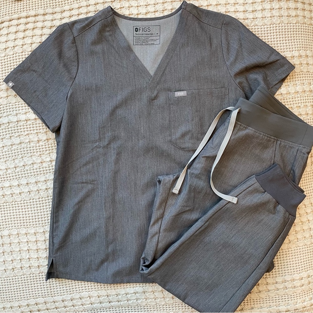 FIGS women's Graphite scrub set- Casma top and Zamora pants